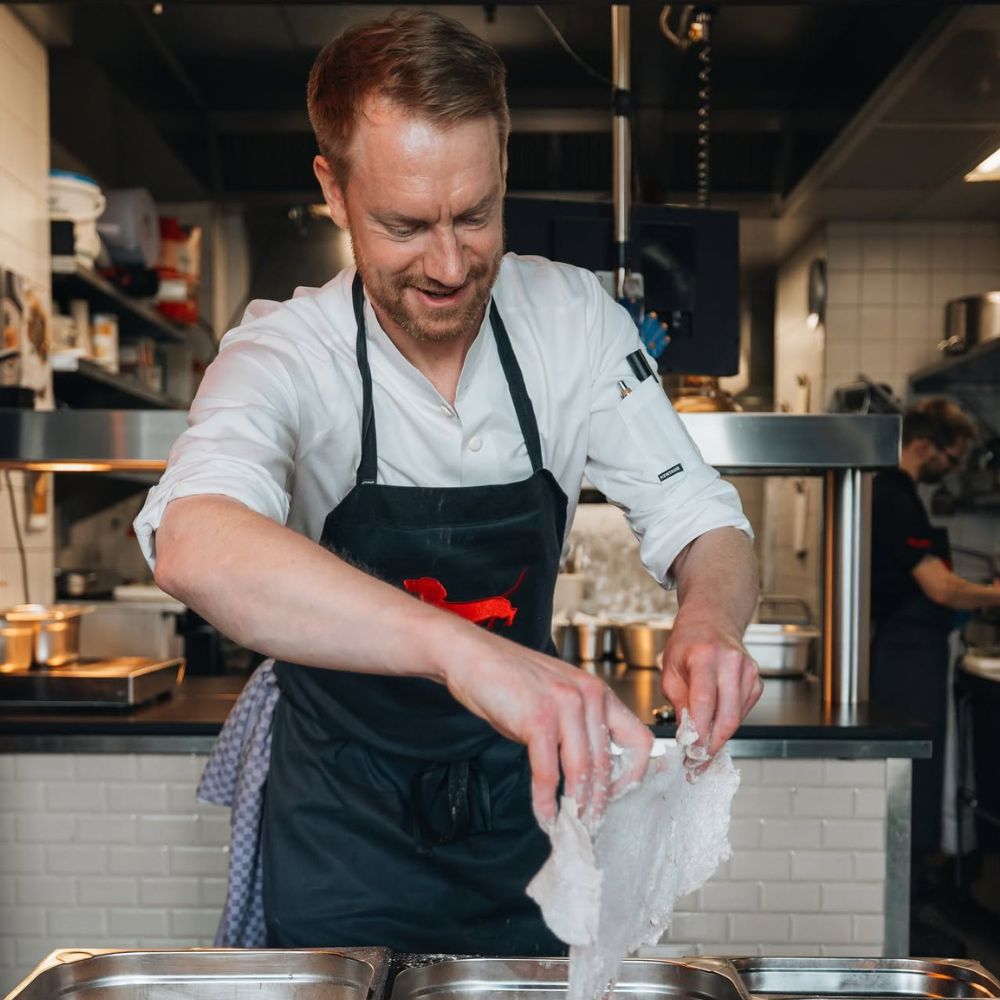 Küchenchef Sebastian Ostlender bei der Arbeit