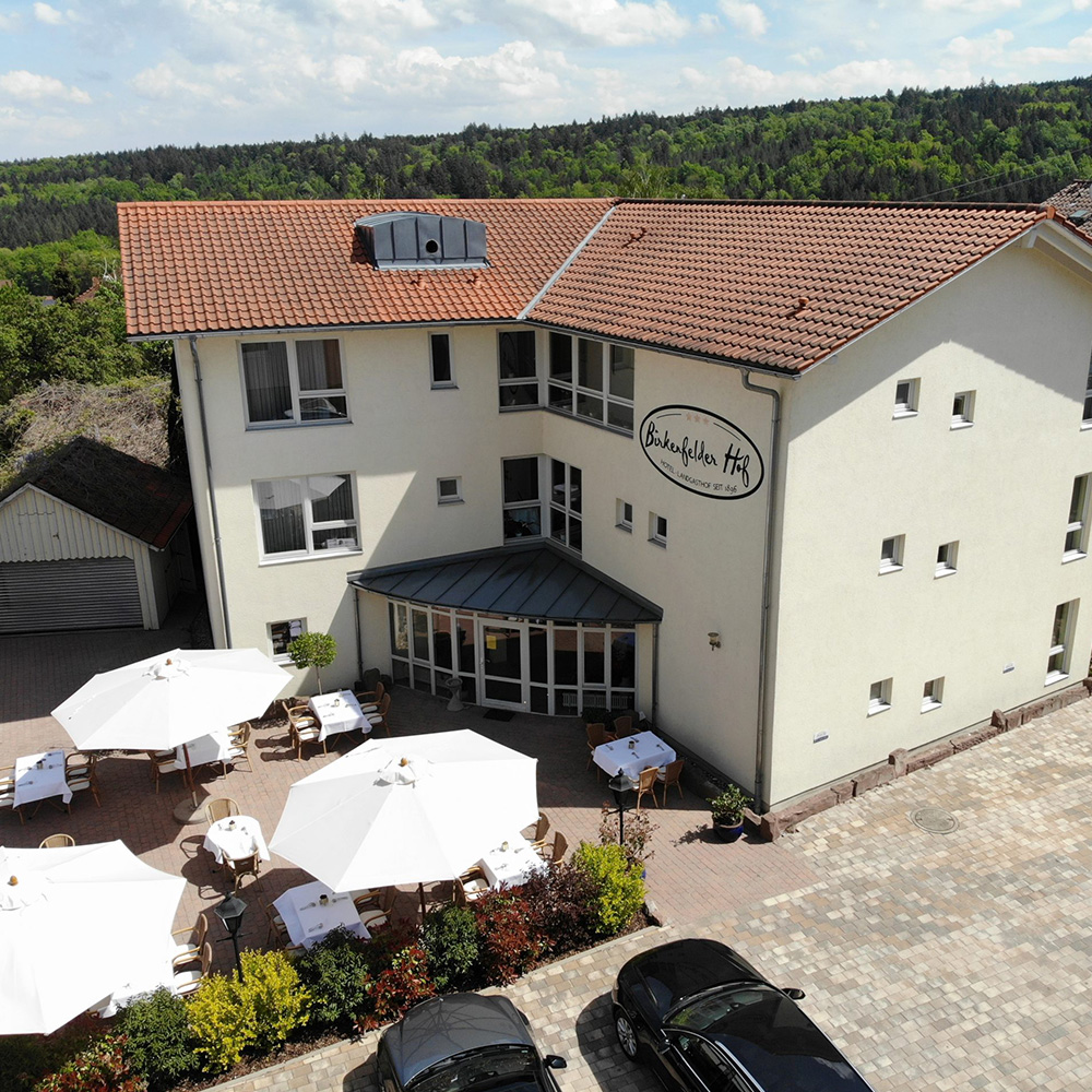 Außenansicht des Hotels Birkenfelder Hof mit Sonnenterrasse