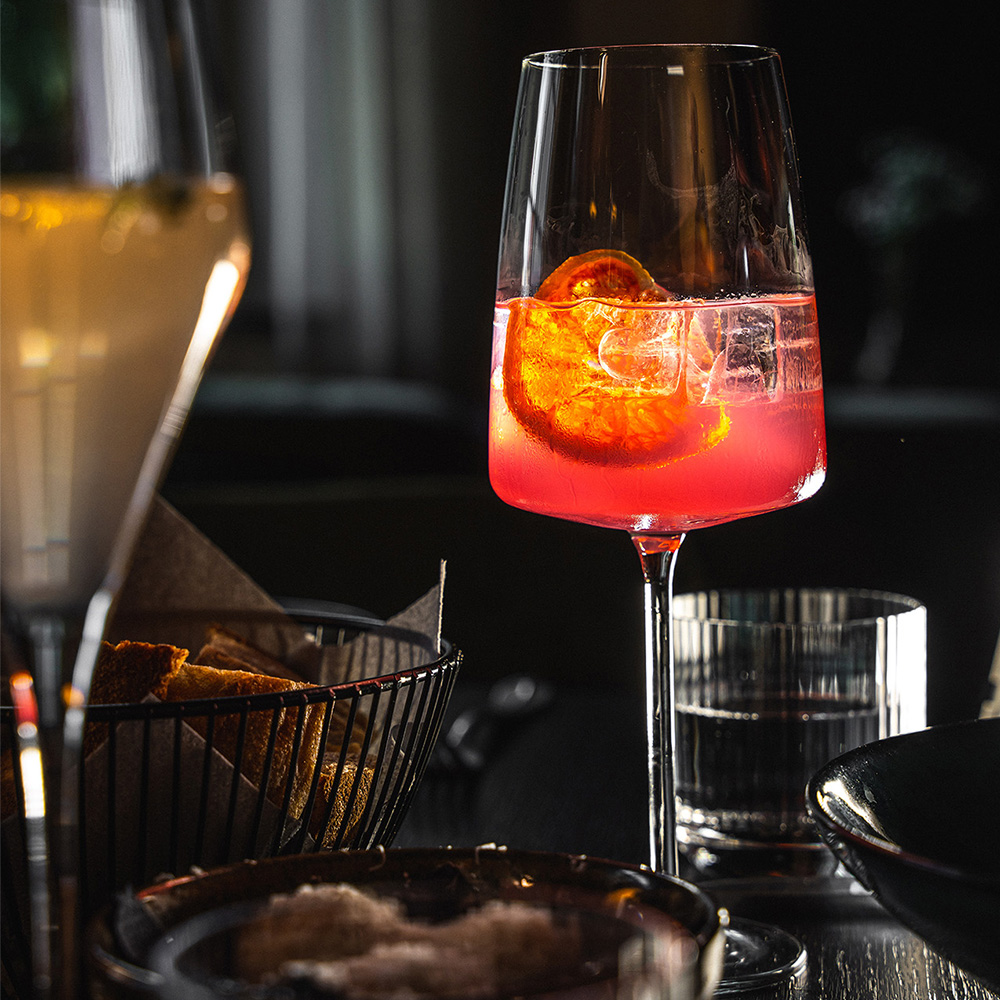 Cocktail mit Orangenscheibe und Eiswürfeln