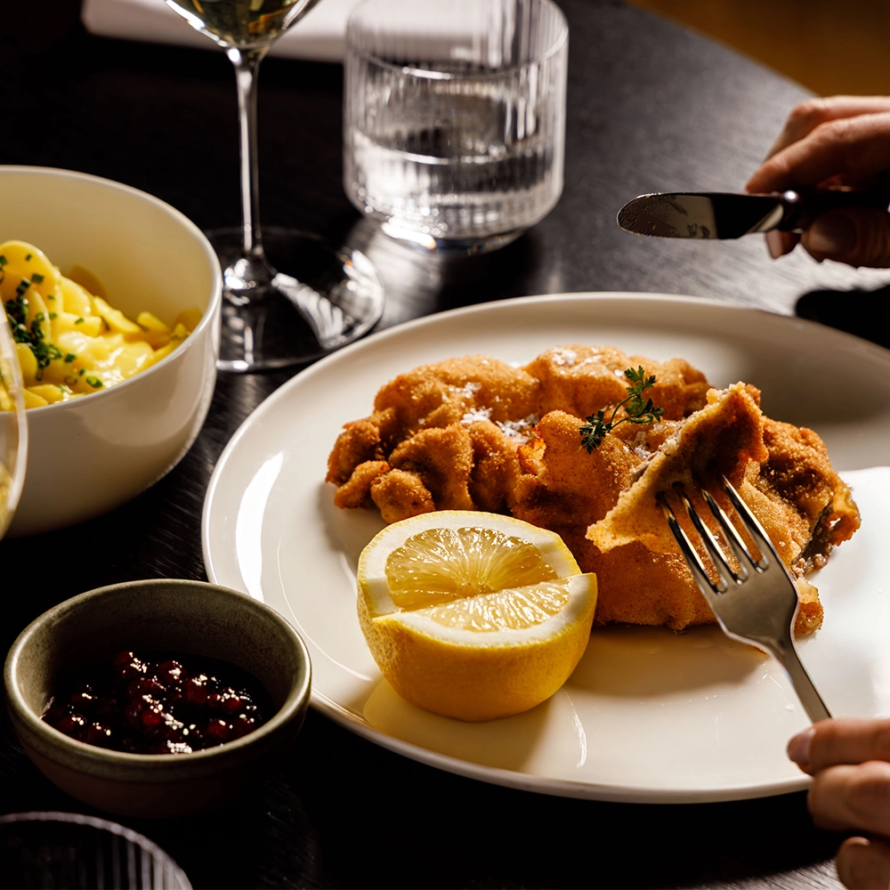 Wiener Schnitzel mit Zitronenspalte und Preiselbeeren